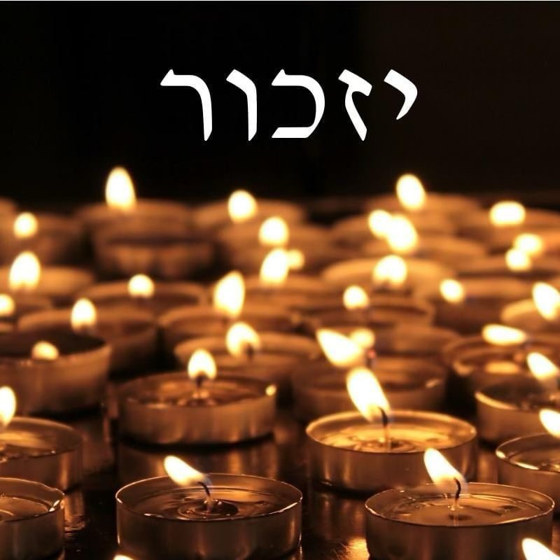 יִזְכֹּר עַם יִשְׂרָאֵל אֶת בָּנָיו וּבְנוֹתָיו הַנֶּאֱמָנִים וְהָאַמִּיצִים,
חַיָּלֵי צְבָא הַהֲגָנָה לְיִשׂרָאֵל,
וְכָל לוֹחֲמֵי הַמַּחְתָּרוֹת וַחֲטִיבוֹת הַלּוֹחֲמִים בְּמַעַרְכוֹת הָעָם,
וְאַנְשֵי קְהִלּוֹת הַמּוֹדִיעִין, הַבִּטָּחוֹן, הַמִּשְׁטָרָה וְשֵׁרוּת בָּתֵּי הַסֹּהַר,
אֲשֶׁר חֵרְפוּ נַפְשָׁם בַּמִּלְחָמָה עַל תְּקוּמַת יִשְׂרָאֵל,
וְכָל מִי שֶׁנִּרְצְחוּ בָּאָרֶץ וּמִחוּצָה לָהּ בִּידֵי מְרַצְּחִים מֵאִרְגּוּנֵי הַטֵּרוֹר.
יִזְכֹּר יִשׂרָאֵל וְיִתְבָּרַךְ בְּזַרְעוֹ וְיֶאֱבַל עַל זִיו הָעֲלוּמִים
וְחֶמְדַת הַגְּבוּרָה וּקְדֻשַּׁת הָרָצוֹן וּמְסִירוּת הַנֶּפֶשׁ
שֶׁל הַנִּסְפִּים בַּמַּעֲרָכָה הַכְּבֵדָה.
יִהְיוּ חַלְלֵי מַעַרְכוֹת יִשְׂרָאֵל עֲטוּרֵי הַנִּצָּחוֹן
חֲתוּמִים בְּלֵב יִשְֹרָאֵל לְדוֹר דּוֹר.

ערב יום הזיכרון (יום ב׳ - 20.04.26) קניון ״אייסמול״ יסגור את שעריו בשעה 19:00. 
יום הזיכרון וערב יום העצמאות (יום ג׳ - 21.04.26), הקניון יפעל בשעות 09:30-23:00. (החל משעה 20:00 ועד שעה 23:00 העסקים יעבדו בגדר רשות). 
ביום העצמאות (יום ד׳ - 22.04.26) הקניון יפעל משעה 09:30 עד 23:00 (העסקים יעבדו בגדר רשות עד שעה לאחר יציאת החג).