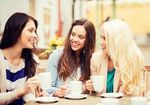 נשים שותות קפה בקניון אייסמול
