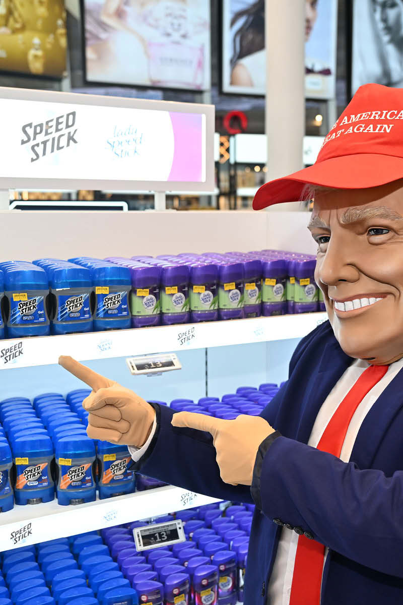 בובה של דונלד טראמפ מדגמנת מוצרים בחנות good duty free