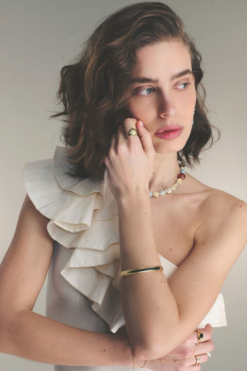 דוגמנית עם תכשיטים של מגנוליה